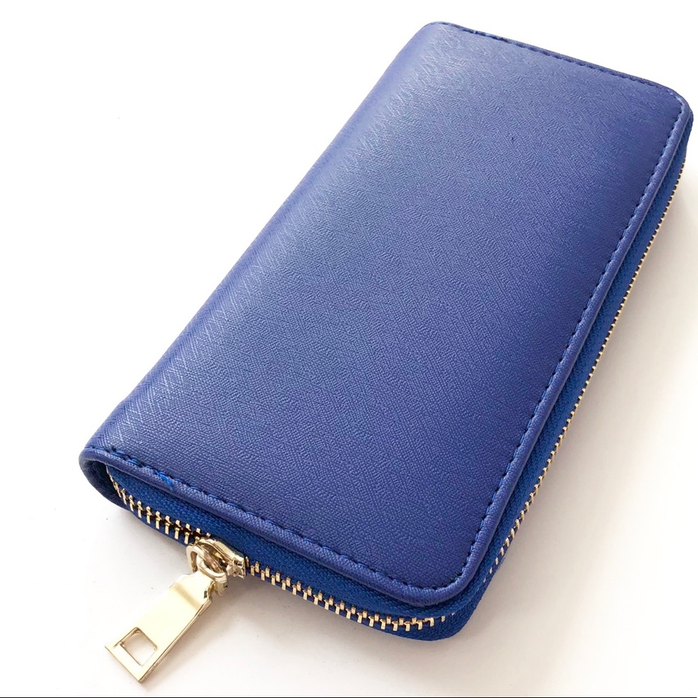 Super cute new Royal Blue Zip Wallet 😚